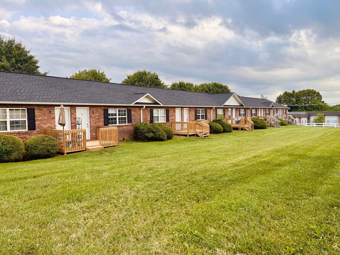 Foto principal - 1 Bedroom / 1.5 Bath with Garage in Gray, TN!