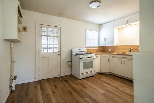 Building Photo - 2 bedroom Now Leasing