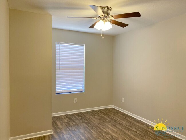 Building Photo - Charming 2 Bedroom Unit in Gulf Breeze!
