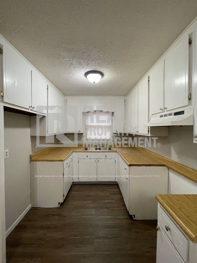 Building Photo - Two Bedroom North Macon Townhouse