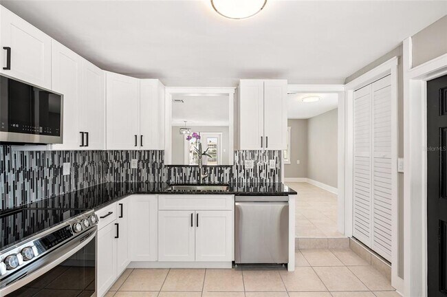 Building Photo - 231 E Madeira Ave