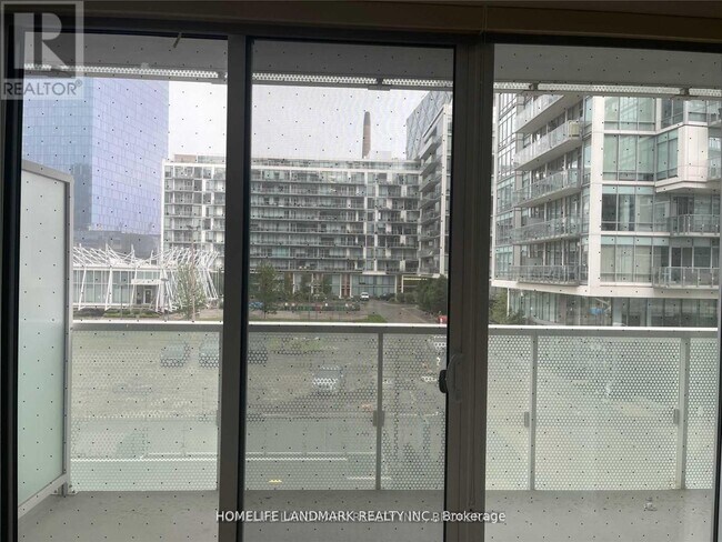 Photo du bâtiment - 15 Queens Quay E