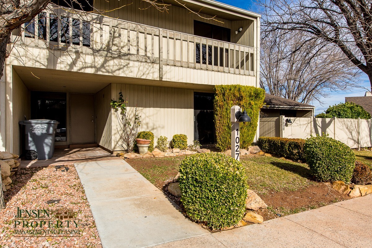 Primary Photo - Great town home-Bloomington Country Club!