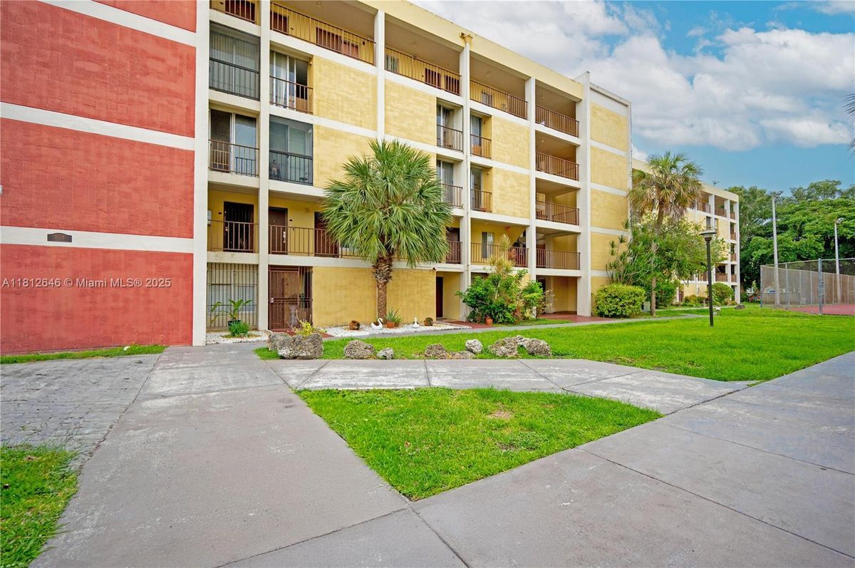 Foto principal - 9210 Fontainebleau Blvd