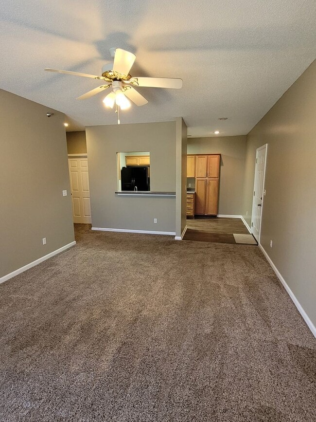 Building Photo - 3 Bedroom 2 Bathroom Condo-Spencer's Crest