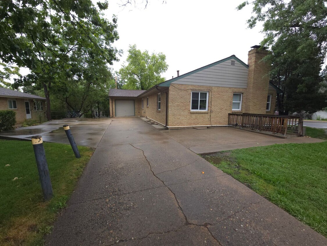 Primary Photo - Preleasing Large stand alone house at 19th...