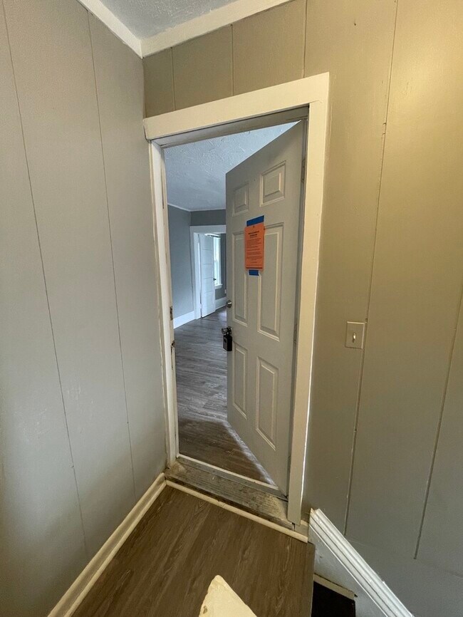 Building Photo - 653 Broadway NW Unit 3 Close to Bridge St ...
