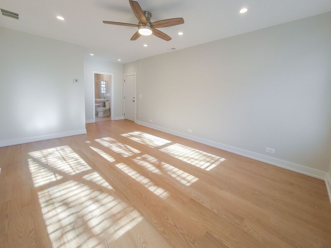 Primary Photo - 2020 W Ainslie St
