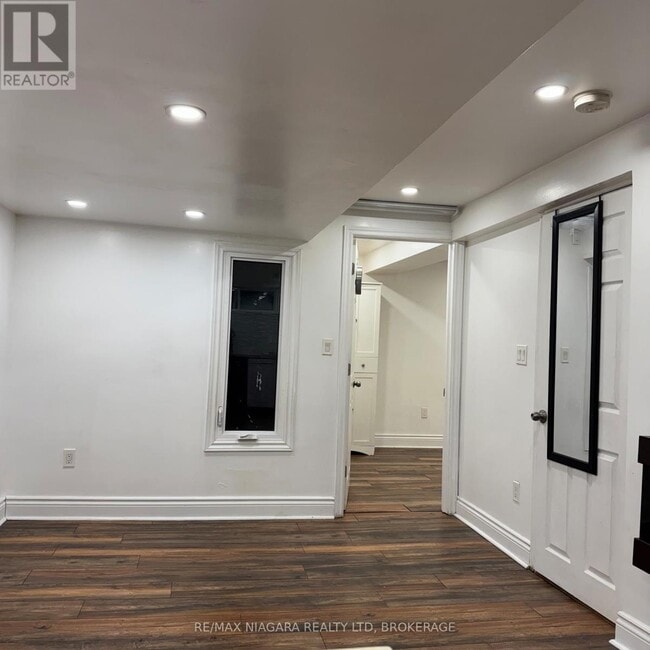 Photo du bâtiment - 844A Danforth Rd