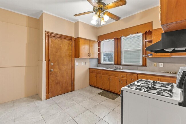 Building Photo - 32 Pearsall Ave