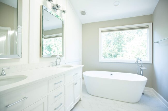 Master Bath - 4006 Dogberry Ln