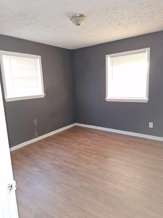 Building Photo - 3380 Shady Oaks St