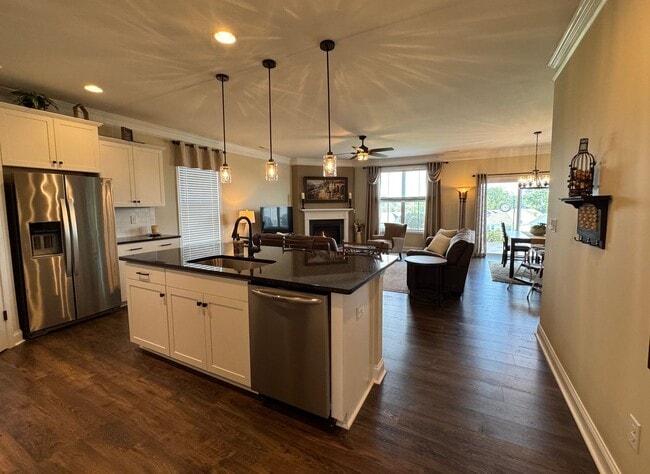 Foto del edificio - Beautiful 4 Bedroom Single Family Home