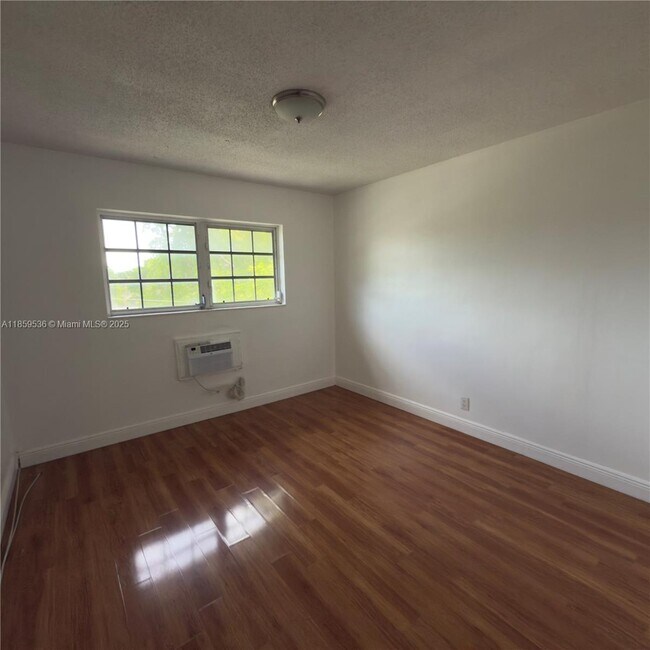 Foto del edificio - 6580 Santona St