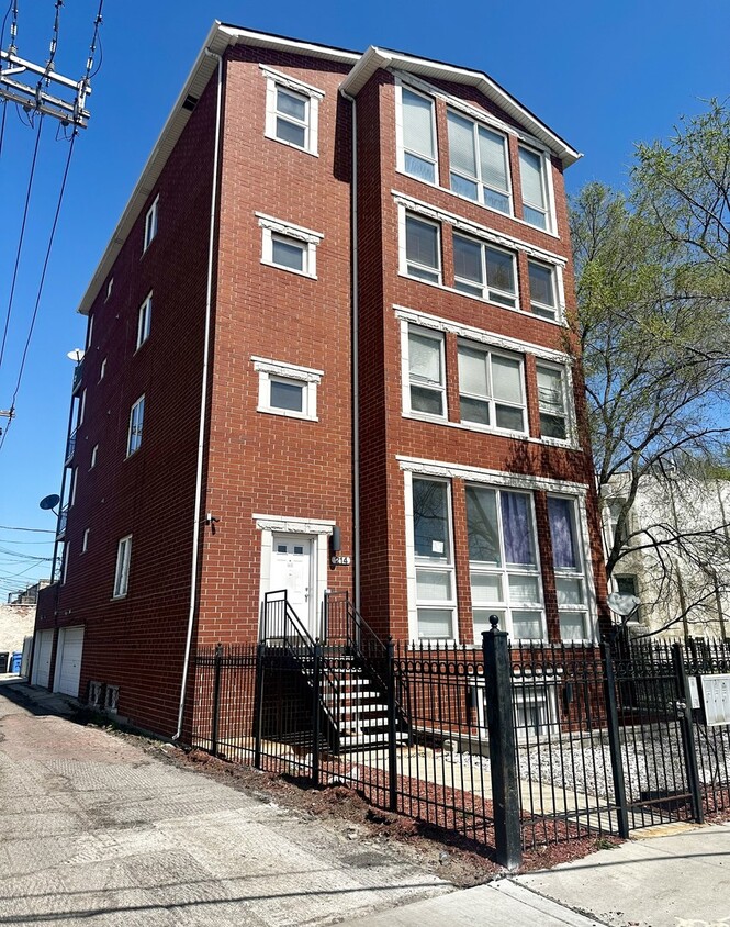 Primary Photo - 214 E 37th St