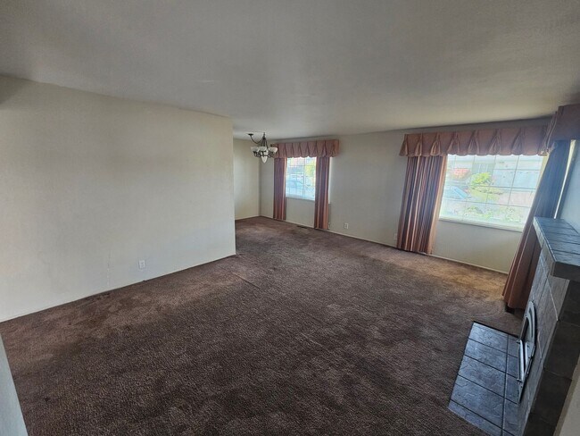 Building Photo - Charming Castro Valley Home: Spacious Livi...