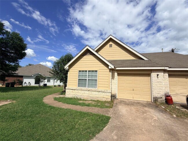 Foto del edificio - 2904 Whisper Oaks Ln