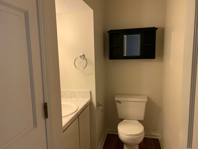Foto del edificio - 2 BEDROOM CHARMER-PRIVATE PATIO- 2 brm  2....