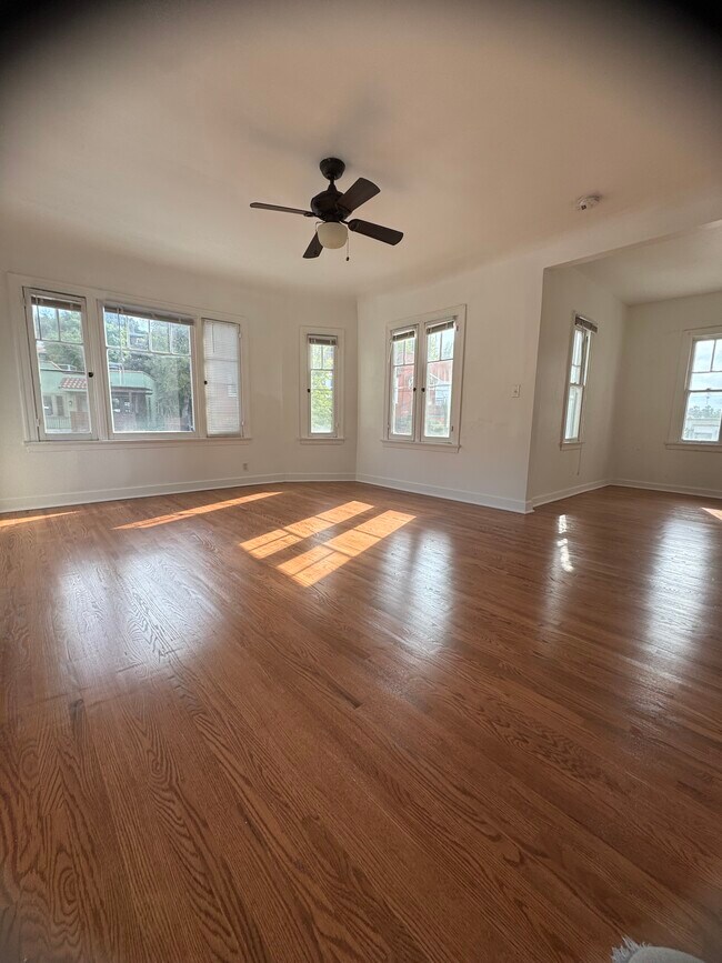 Vista de la esquina frontal del espacio habitable - 3350 Hamilton Way