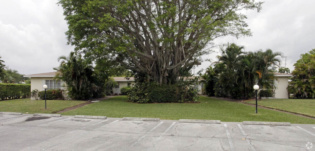 Primary Photo - Intercoastal Apartments