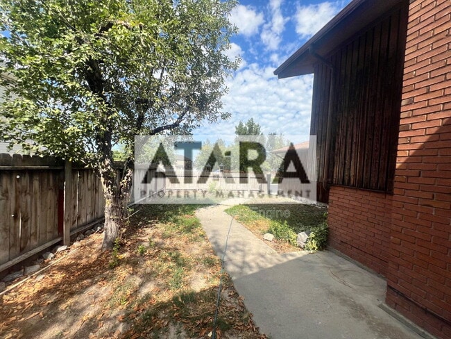 Building Photo - 270 Country Club Dr