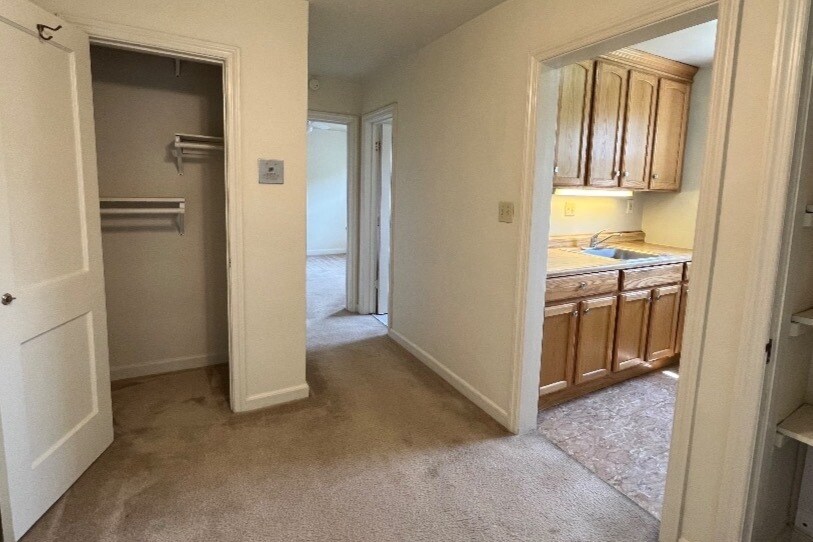 Comedor parcial, armarios, cocina, salón a baño y dormitorio - 1520 N Lancaster