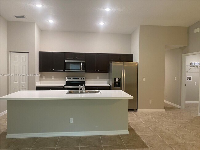 Foto del edificio - 759 Schean Ave SW
