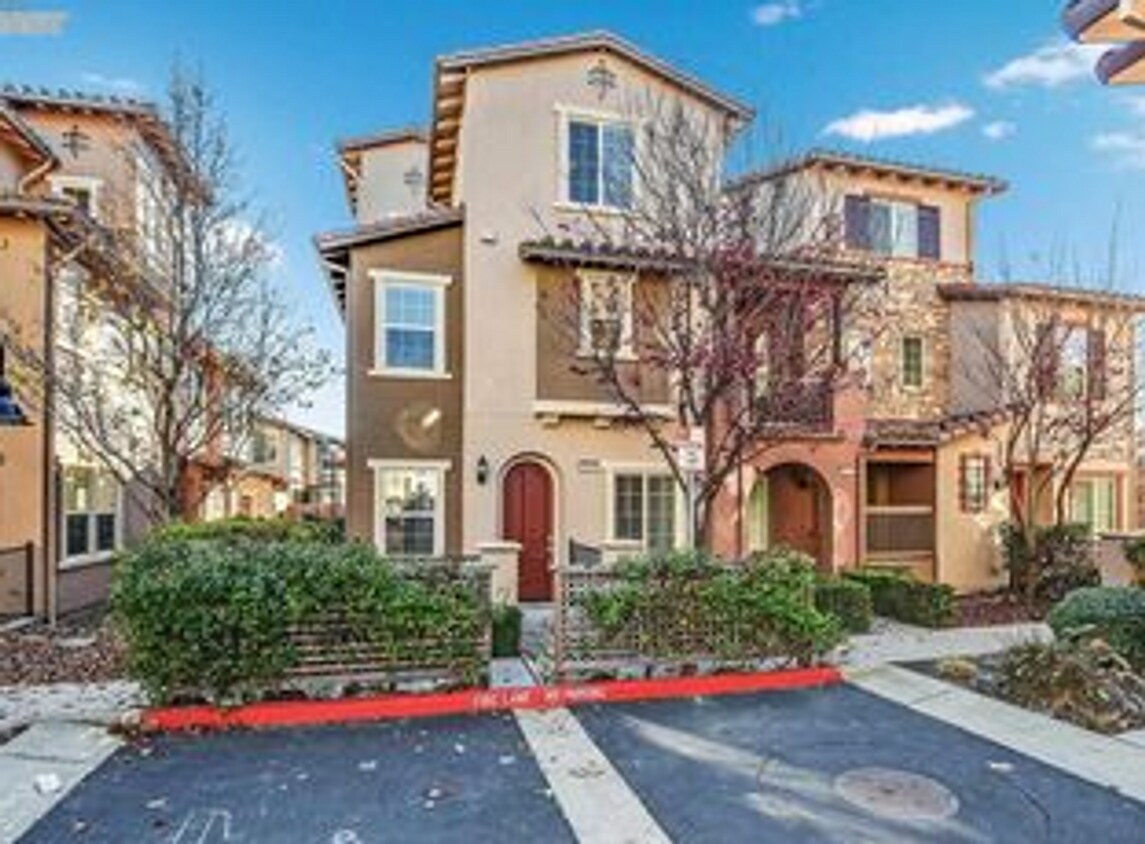 Foto principal - $3990 / GORGEOUS 3 BEDROOM HOME IN ARDENWO...