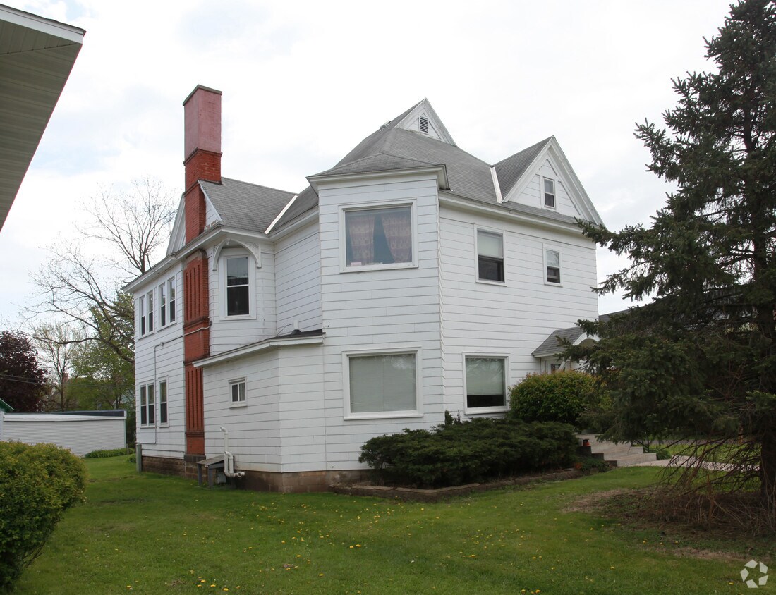 1211 State St, Eau Claire, WI 54701 Apartments in Eau Claire, WI