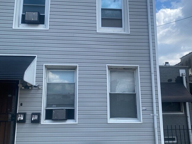 Building Photo - 1.5 Bedrooms Duplex in Chester