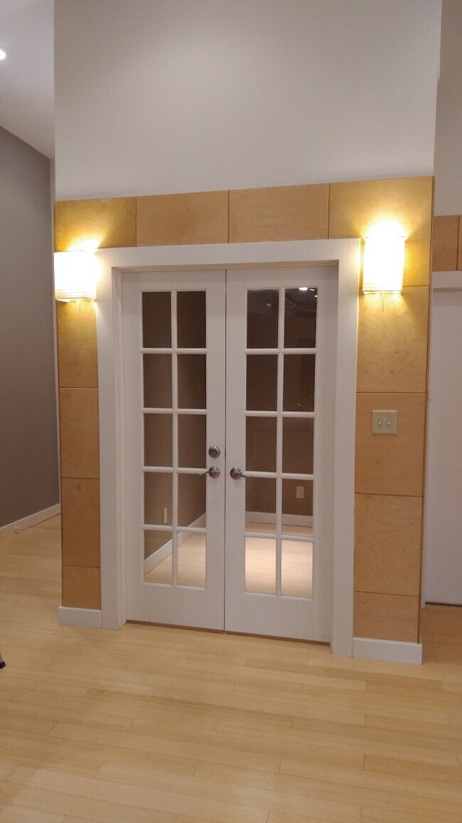 Oficina independiente con puertas francesas - 100 W Market St