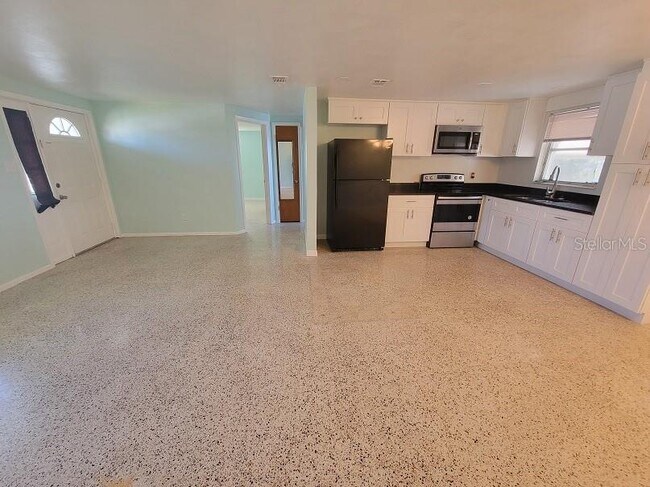 Building Photo - 13637 Maria Dr