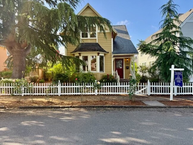 Building Photo - Historic Willamette Charmer – A Rare Gem! ...