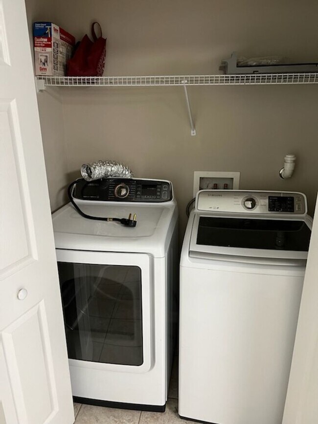 Foto del edificio - Three Bedroom Two 1/2 Bath condo in SW Hai...