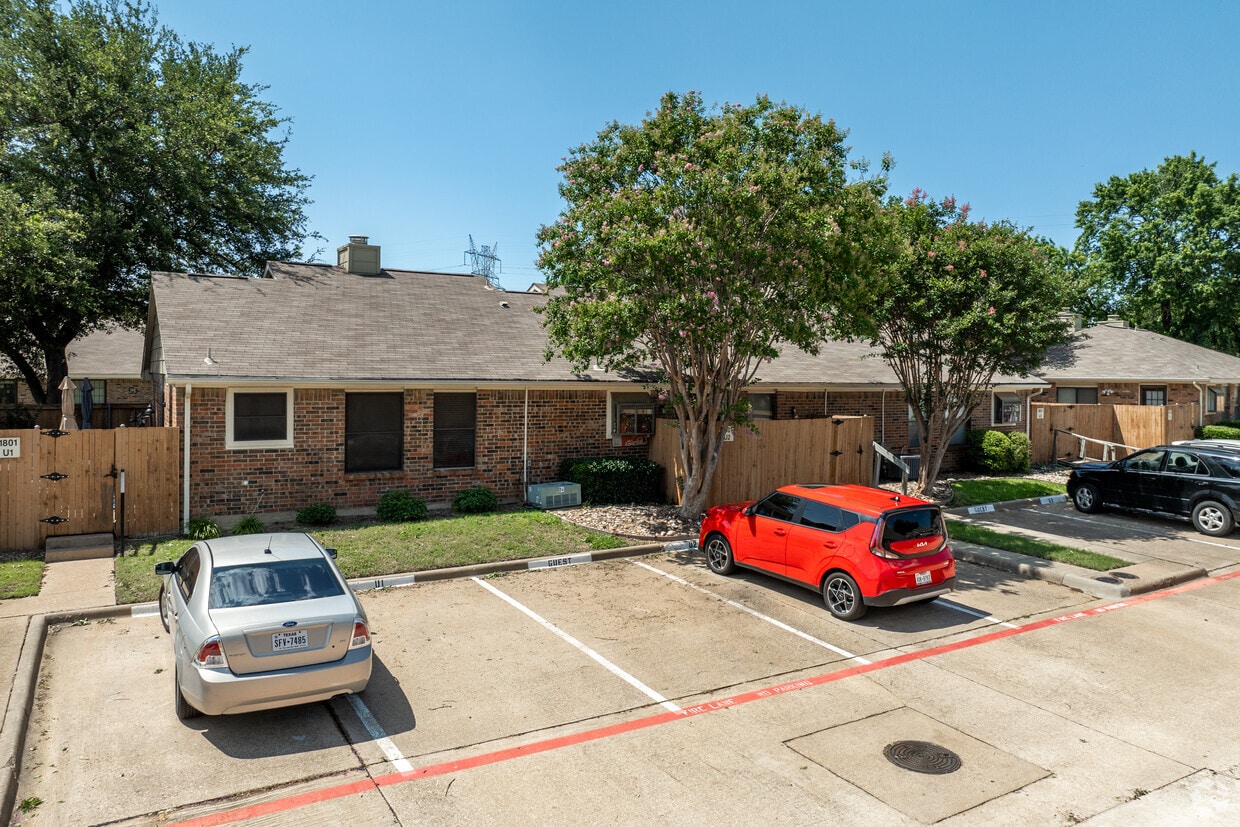 Building Photo - Springwood Creek Condominiums