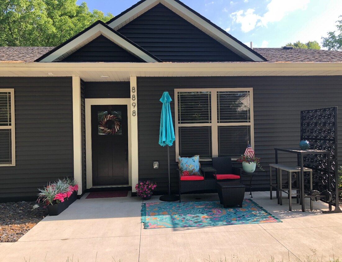 Foto principal - 8898 Austin Ct