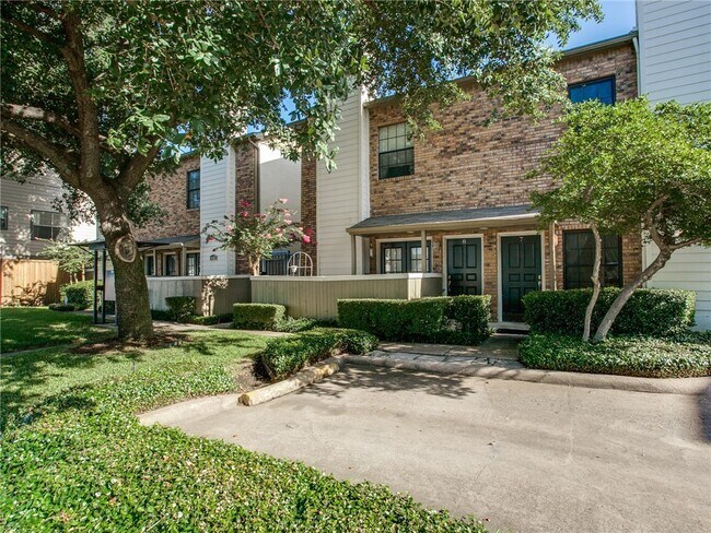 Updated Townhome in the Heart of Lakewood - Updated Townhome in the Heart of Lakewood