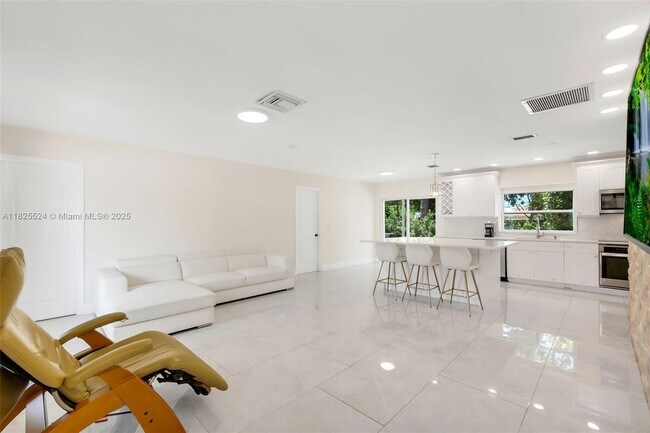 Foto del edificio - 754 NE 36th St