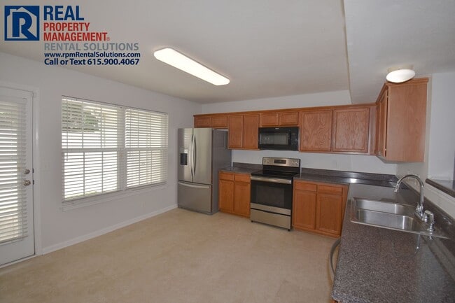 Building Photo - Wonderful 2BR/2.5BA townhome less than 1 mile to I-24!