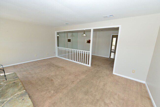 Building Photo - Great Neck just a few miles from Oceanfront