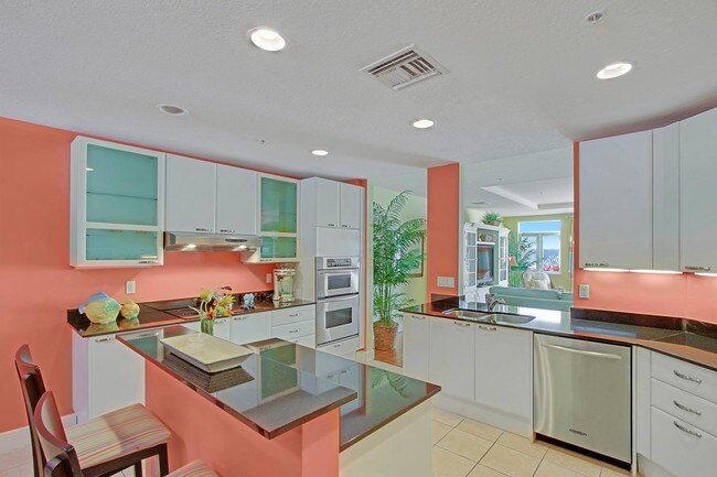 Building Photo - 305 E Ocean Avenue Th-6