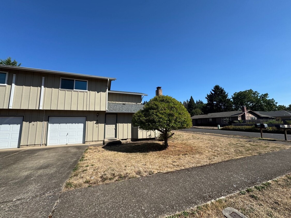 3 Bedroom Duplex off Gilham Rd. - 3 Bedroom Duplex off Gilham Rd.