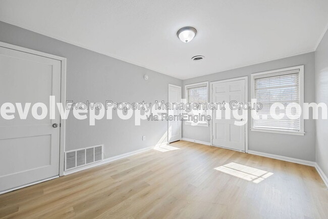 Building Photo - 995 Avon Rd