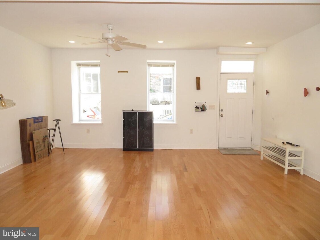 Primary Photo - 4154 Apple St