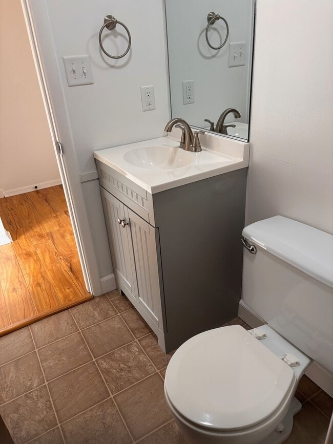 Building Photo - Near Medical Center - 2 Bedroom, 1.5 Bath Townhouse - Available Now!