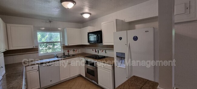 Foto del edificio - 120 Shirley Ave