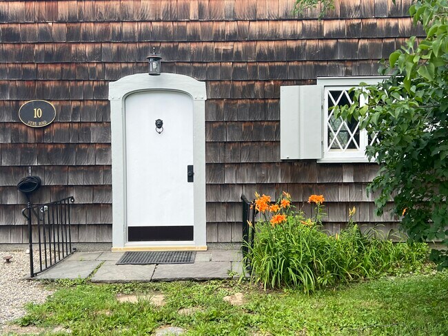 Foto del edificio - 10 Herb Rd