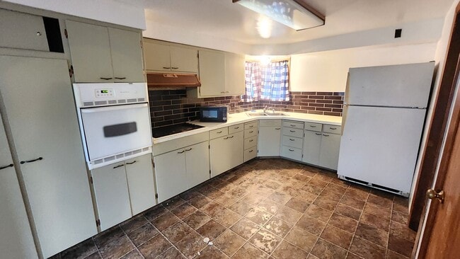 Building Photo - 3 Bed 1 Bath Home with Garage