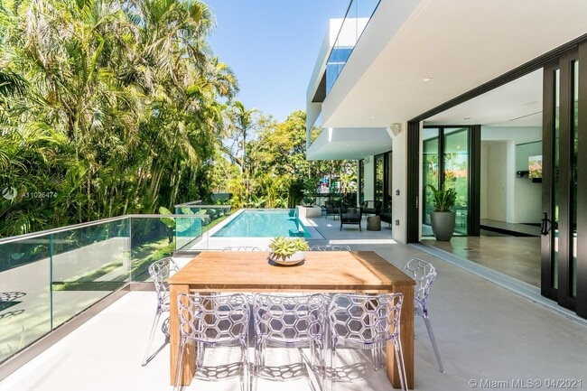 Building Photo - 627 Sabal Palm Rd