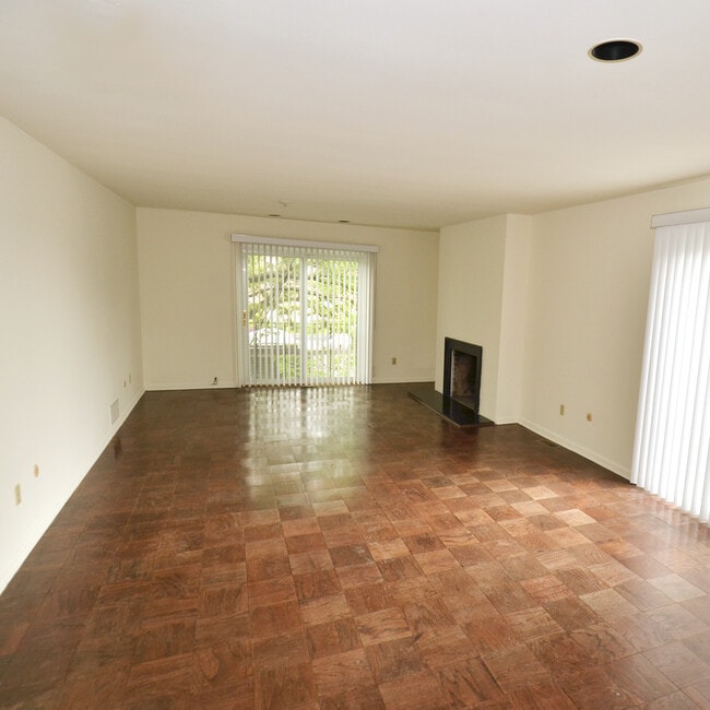 Building Photo - Franklin West Apartments, Leasing Office